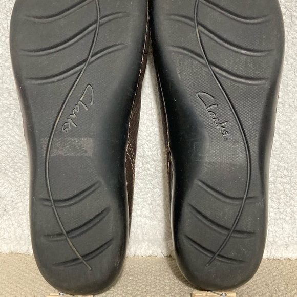 Clarks Women's Brown Leather w/Button Accent Slip On Casual Loafers Shoes SZ 10M - Picture 10 of 11